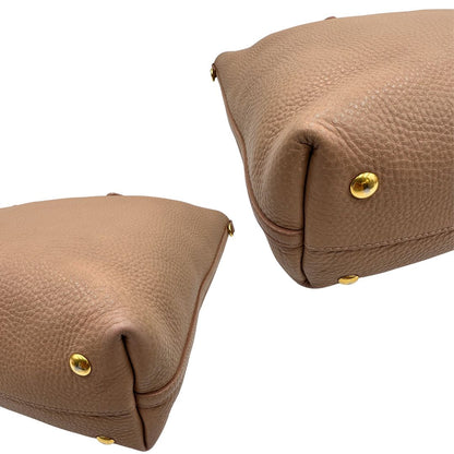 angoli Borsa Miu Miu in pelle martellata rosa color cipria munita di una pochette estraibile e amovibile color melanzana e doppi manici. Completa di dustbag. 