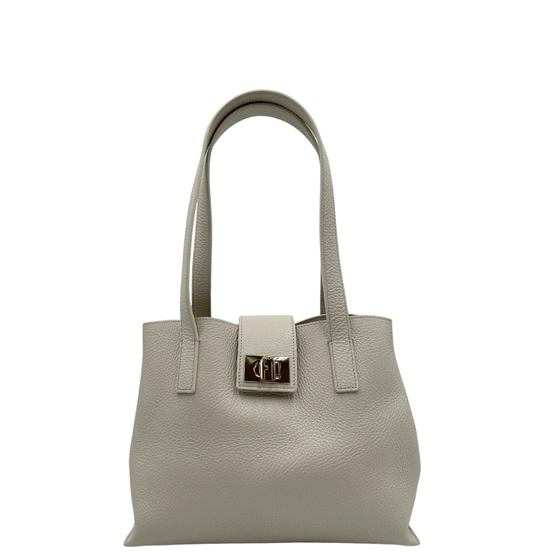 front Borsa Furla in pelle martellata color bianco latte con parti metalliche oro chiaro; munita di doppi manici, indossabile a spalla 