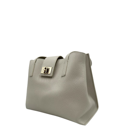 lato Borsa Furla in pelle martellata color bianco latte con parti metalliche oro chiaro; munita di doppi manici, indossabile a spalla 