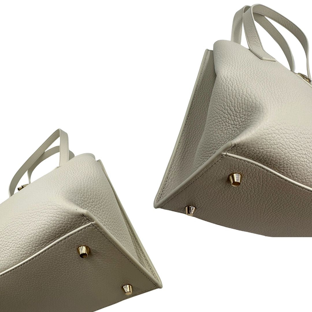 angoli Borsa Furla in pelle martellata color bianco latte con parti metalliche oro chiaro; munita di doppi manici, indossabile a spalla 