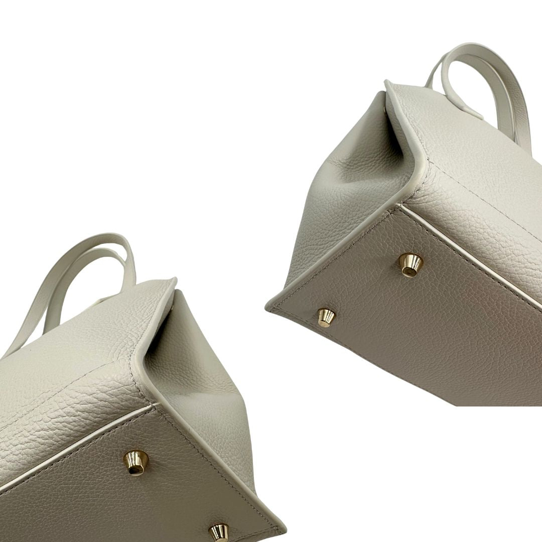 angoli Borsa Furla in pelle martellata color bianco latte con parti metalliche oro chiaro; munita di doppi manici, indossabile a spalla 