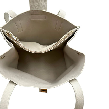 interno Borsa Furla in pelle martellata color bianco latte con parti metalliche oro chiaro; munita di doppi manici, indossabile a spalla 