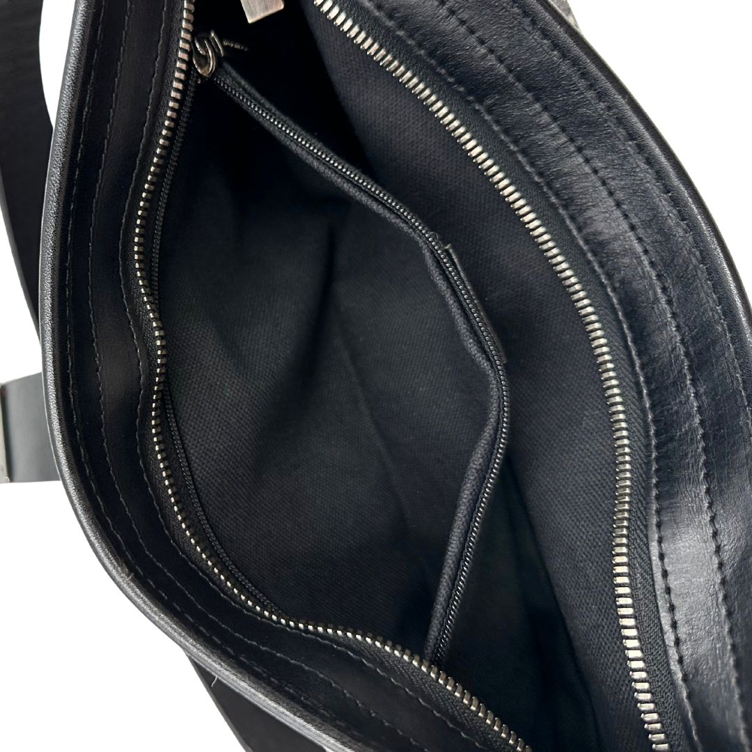 interno Borsa Burberry in lana trama tartan con finiture in pelle nera e parti metalliche color argento anticato; munita di un manico singolo, indossabile a spalla, di lusso, originale, ottime condizioni.  