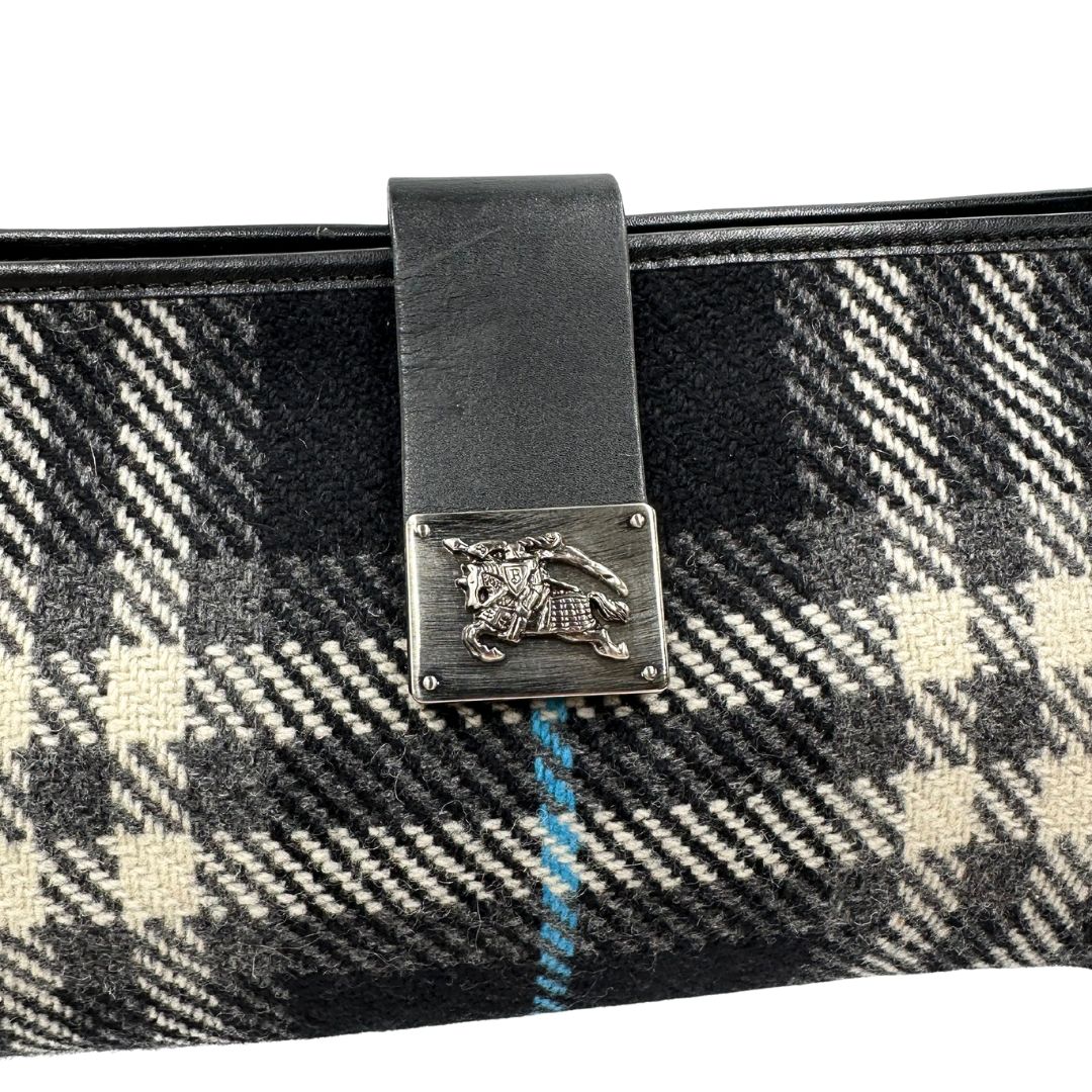 Borsa Burberry in lana trama tartan con finiture in pelle nera e parti metalliche color argento anticato; munita di un manico singolo, indossabile a spalla, di lusso, originale, ottime condizioni.  