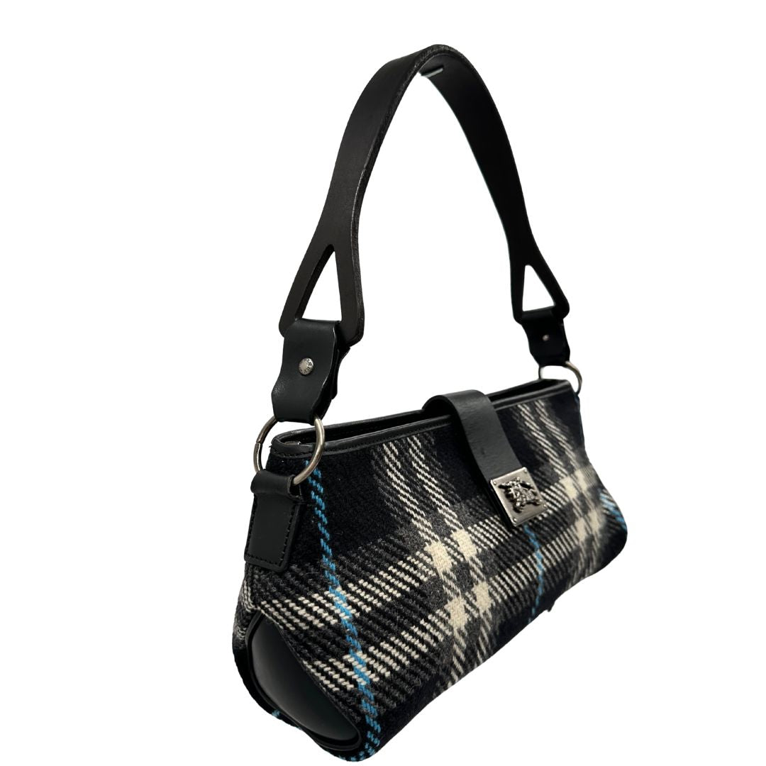 lato Borsa Burberry in lana trama tartan con finiture in pelle nera e parti metalliche color argento anticato; munita di un manico singolo, indossabile a spalla, di lusso, originale, ottime condizioni.  