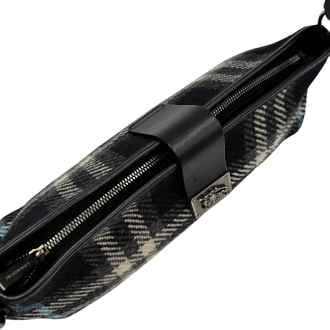chiusura Borsa Burberry in lana trama tartan con finiture in pelle nera e parti metalliche color argento anticato; munita di un manico singolo, indossabile a spalla, di lusso, originale, ottime condizioni.  