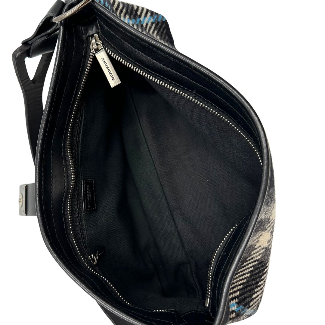 interno Borsa Burberry in lana trama tartan con finiture in pelle nera e parti metalliche color argento anticato; munita di un manico singolo, indossabile a spalla, di lusso, originale, ottime condizioni.  