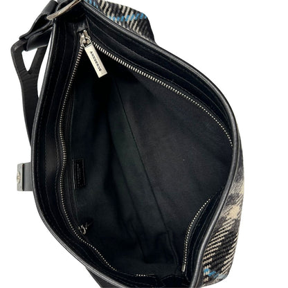 interno Borsa Burberry in lana trama tartan con finiture in pelle nera e parti metalliche color argento anticato; munita di un manico singolo, indossabile a spalla, di lusso, originale, ottime condizioni.  