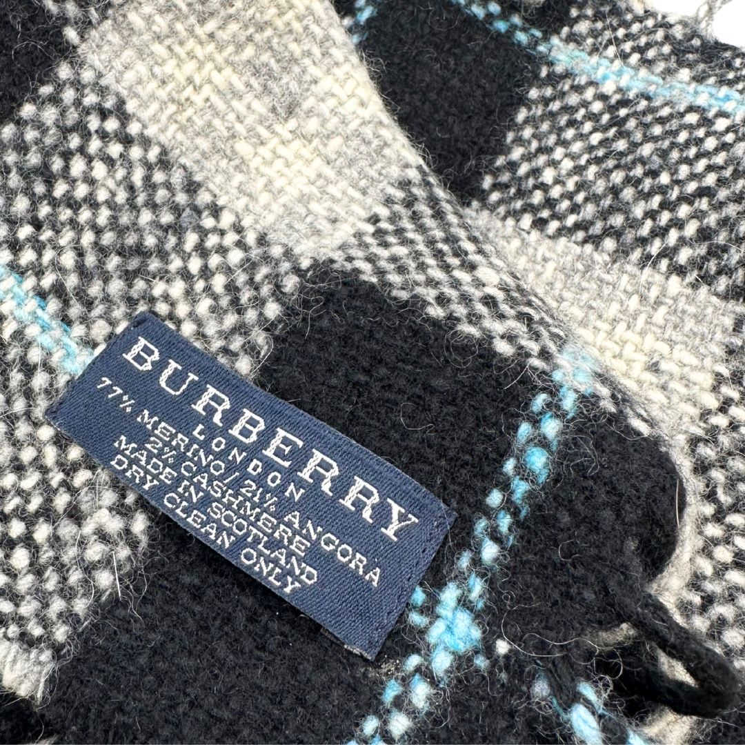 Sciarpa Burberry in 77% lana Merino, 21% angora e 2% cashmere con trama tartan, di lusso, originale, ottime condizioni.
