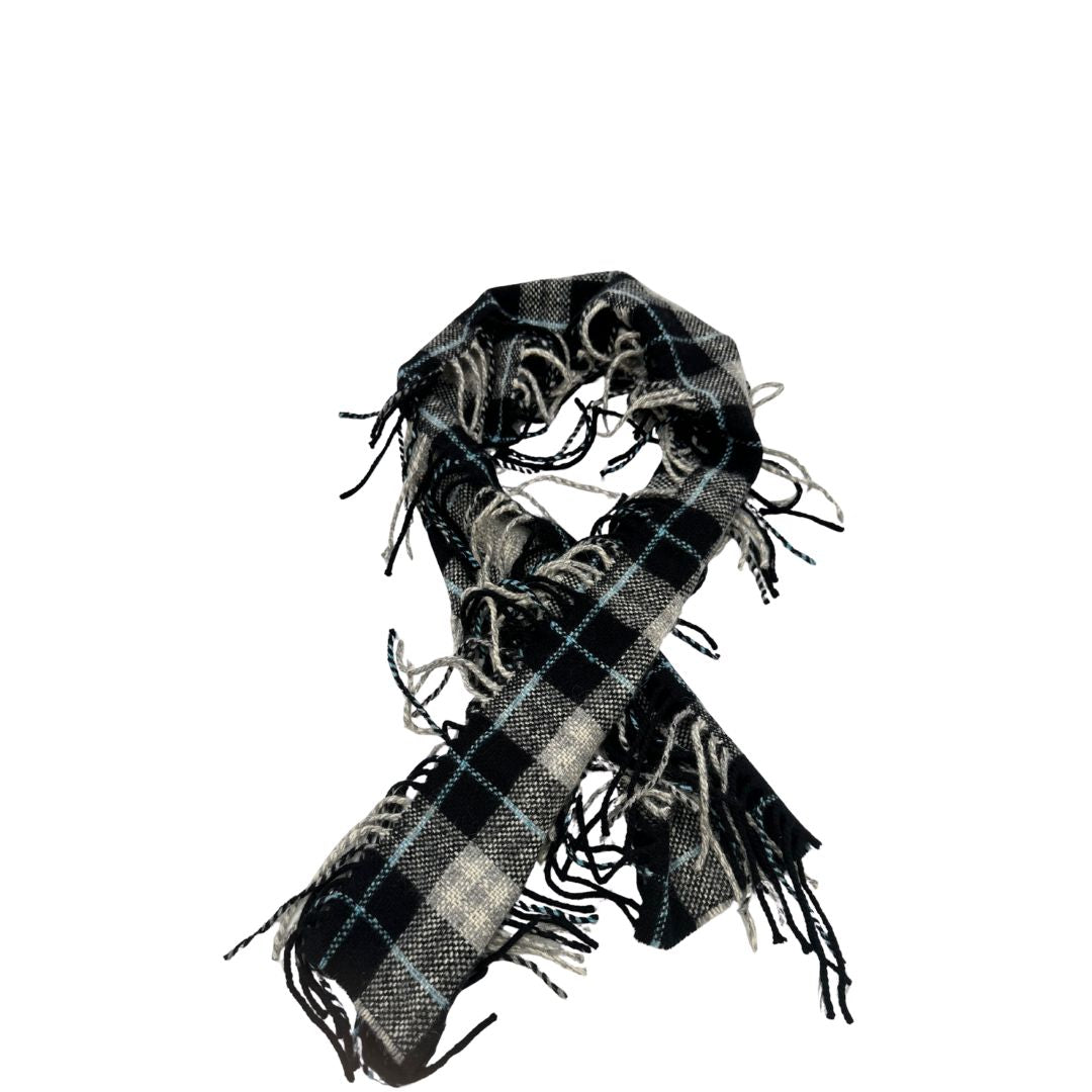 Sciarpa Burberry in 77% lana Merino, 21% angora e 2% cashmere con trama tartan, di lusso, originale, ottime condizioni.