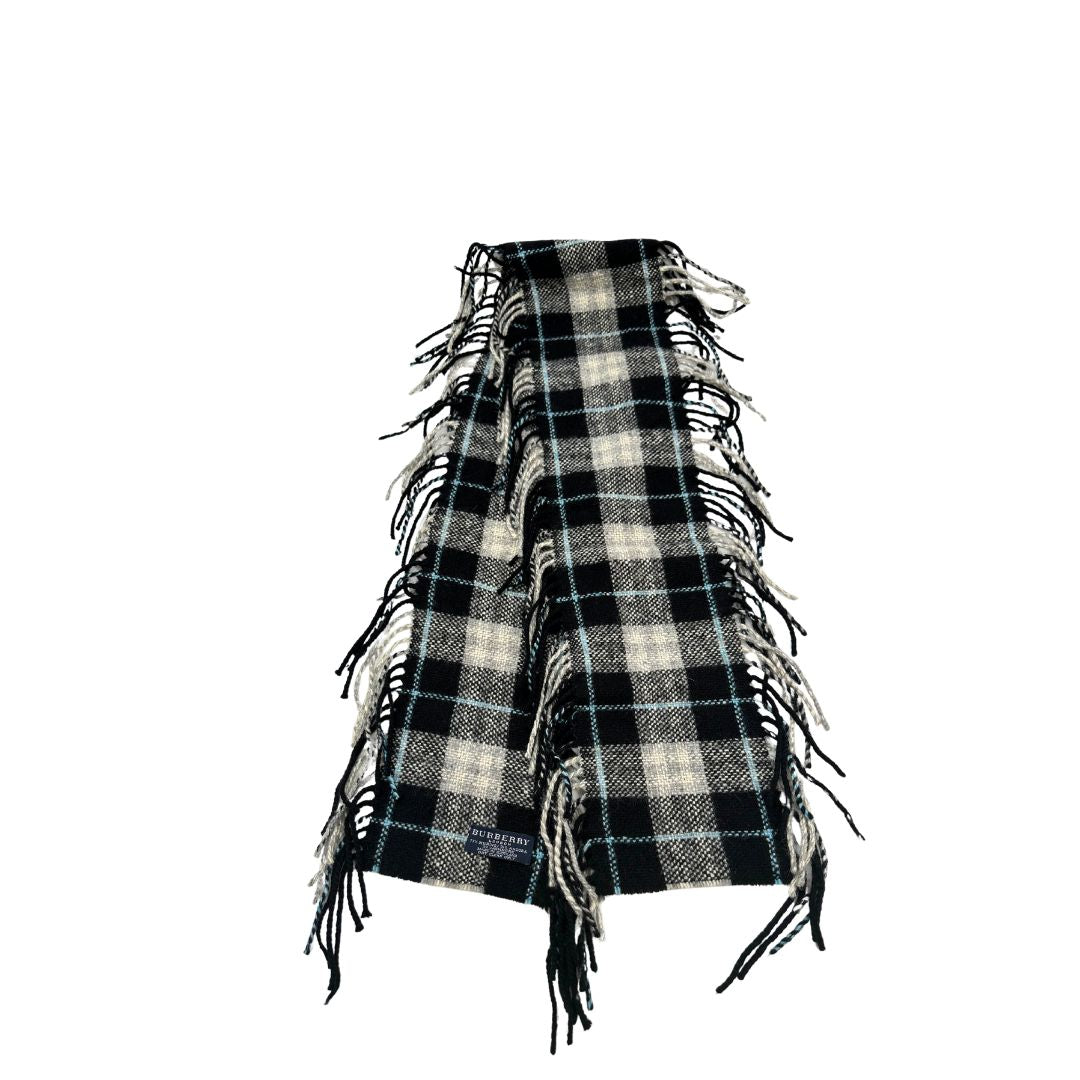 Sciarpa Burberry in 77% lana Merino, 21% angora e 2% cashmere con trama tartan, di lusso, originale, ottime condizioni.