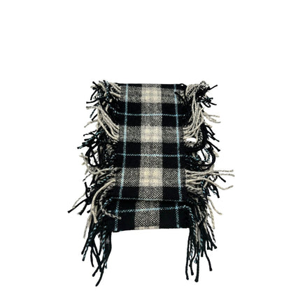 Sciarpa Burberry in 77% lana Merino, 21% angora e 2% cashmere con trama tartan, di lusso, originale, ottime condizioni.