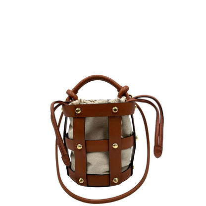 Retro Borsa a secchiello Salvatore Ferragamo in pelle marrone cognac con sacca interna in tela beige con chiusura a coulisse. Munita di un manico stondato e tracolla, parti metalliche dorate. Completa di dustbag. Originale, usato, in condizioni ottime. 