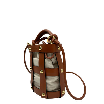 Laterale Borsa a secchiello Salvatore Ferragamo in pelle marrone cognac con sacca interna in tela beige con chiusura a coulisse. Munita di un manico stondato e tracolla, parti metalliche dorate. Completa di dustbag. Originale, usato, in condizioni ottime. 