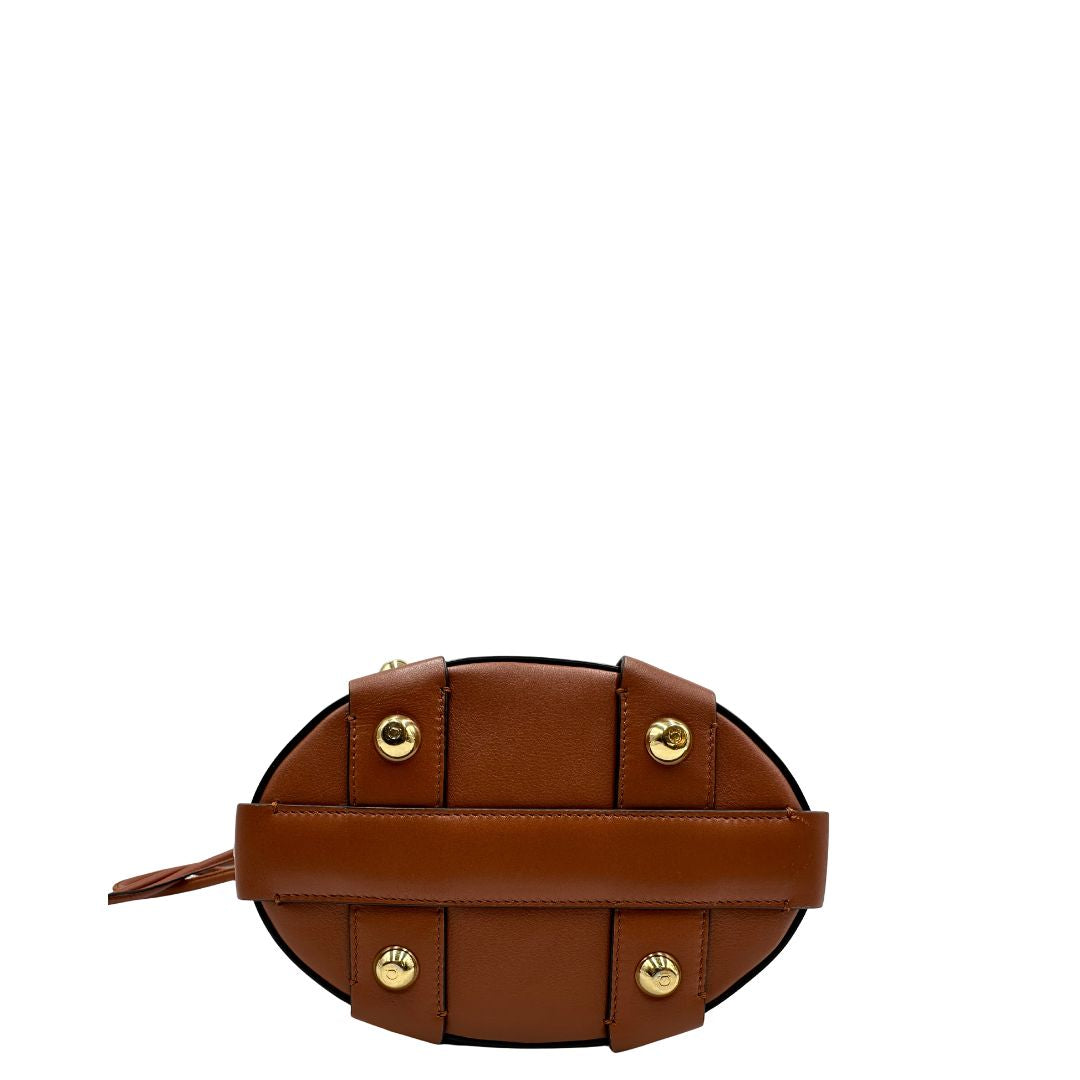 Base Borsa a secchiello Salvatore Ferragamo in pelle marrone cognac con sacca interna in tela beige con chiusura a coulisse. Munita di un manico stondato e tracolla, parti metalliche dorate. Completa di dustbag. Originale, usato, in condizioni ottime. 