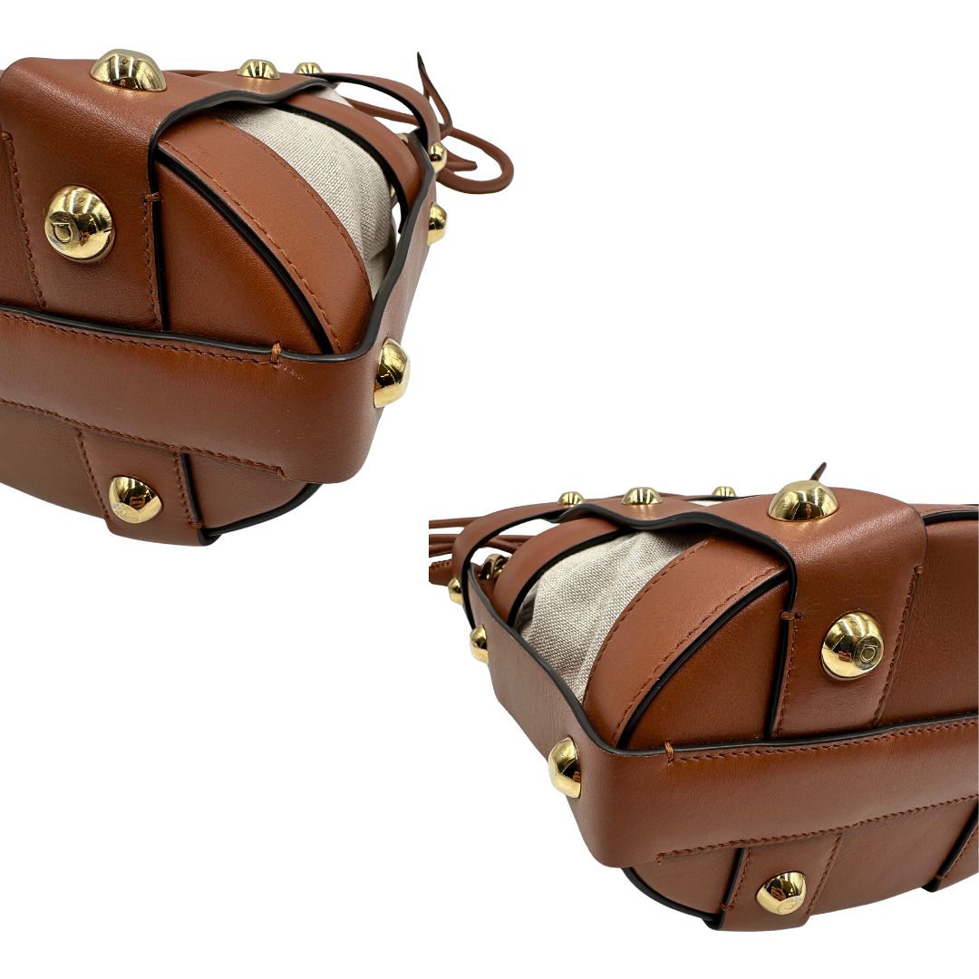 Angoli Borsa a secchiello Salvatore Ferragamo in pelle marrone cognac con sacca interna in tela beige con chiusura a coulisse. Munita di un manico stondato e tracolla, parti metalliche dorate. Completa di dustbag. Originale, usato, in condizioni ottime. 