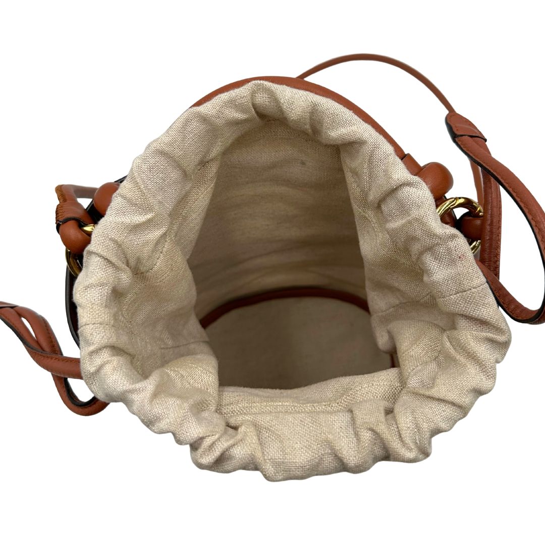 Interno Borsa a secchiello Salvatore Ferragamo in pelle marrone cognac con sacca interna in tela beige con chiusura a coulisse. Munita di un manico stondato e tracolla, parti metalliche dorate. Completa di dustbag. Originale, usato, in condizioni ottime. 