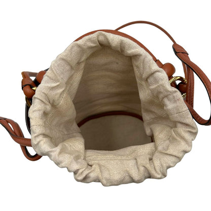 Interno Borsa a secchiello Salvatore Ferragamo in pelle marrone cognac con sacca interna in tela beige con chiusura a coulisse. Munita di un manico stondato e tracolla, parti metalliche dorate. Completa di dustbag. Originale, usato, in condizioni ottime. 