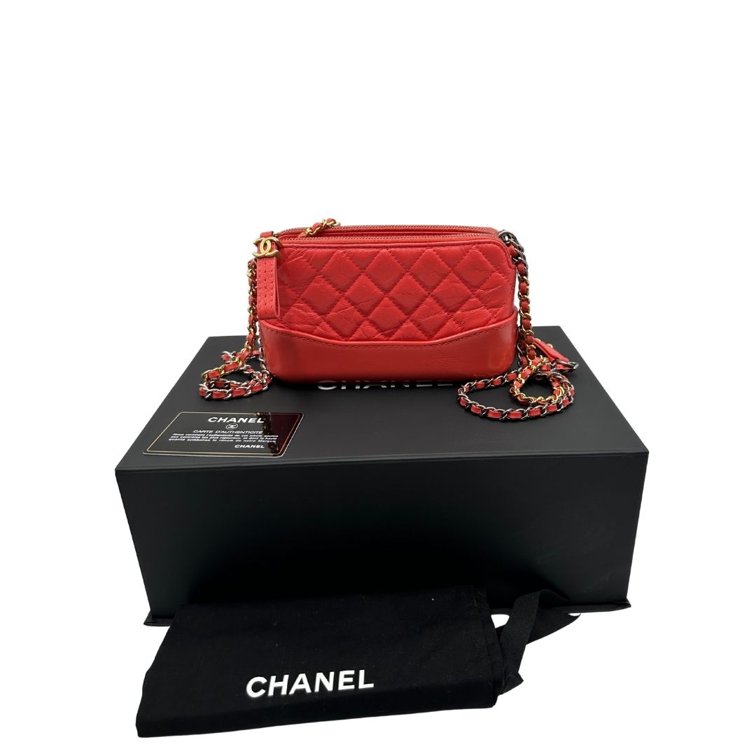 Borsa Chanel Gabrielle Small in pelle matelassé rosa corallo con parti metalliche dorate e argentate. Munita di una tracolla in catena e pelle intrecciata e spallaccio. Tirante delle cerniera impreziosito dall'iconico logo CC in metallo dorato, completa di corredo. Originale, usato, in condizioni ottime. 