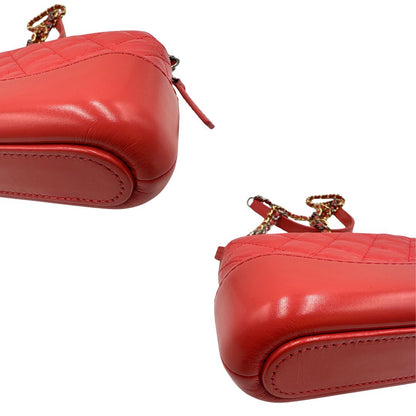 Angoli Borsa Chanel Gabrielle Small in pelle matelassé rosa corallo con parti metalliche dorate e argentate. Munita di una tracolla in catena e pelle intrecciata e spallaccio. Tirante delle cerniera impreziosito dall'iconico logo CC in metallo dorato, completa di corredo. Originale, usato, in condizioni ottime. 