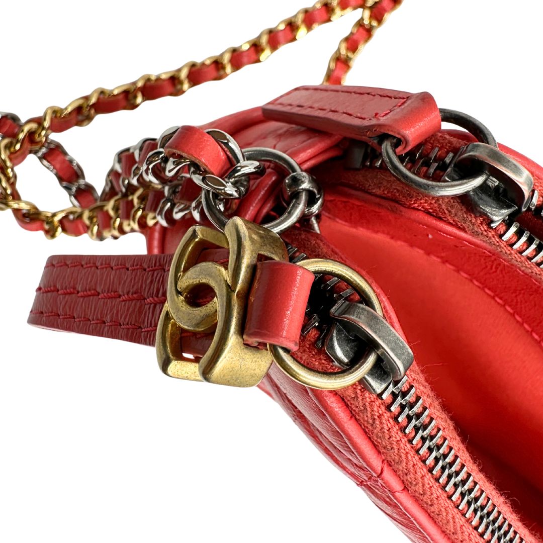 Borsa Chanel Gabrielle Small in pelle matelassé rosa corallo con parti metalliche dorate e argentate. Munita di una tracolla in catena e pelle intrecciata e spallaccio. Tirante delle cerniera impreziosito dall'iconico logo CC in metallo dorato, completa di corredo. Originale, usato, in condizioni ottime. 