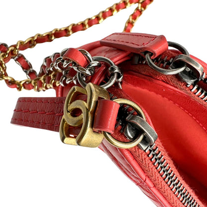 Borsa Chanel Gabrielle Small in pelle matelassé rosa corallo con parti metalliche dorate e argentate. Munita di una tracolla in catena e pelle intrecciata e spallaccio. Tirante delle cerniera impreziosito dall'iconico logo CC in metallo dorato, completa di corredo. Originale, usato, in condizioni ottime. 