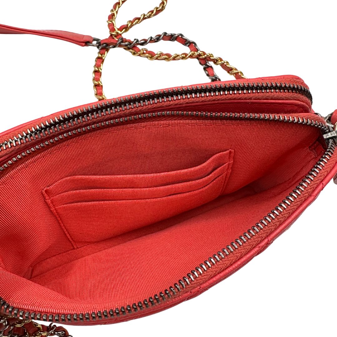 Interno Borsa Chanel Gabrielle Small in pelle matelassé rosa corallo con parti metalliche dorate e argentate. Munita di una tracolla in catena e pelle intrecciata e spallaccio. Tirante delle cerniera impreziosito dall'iconico logo CC in metallo dorato, completa di corredo. Originale, usato, in condizioni ottime. 