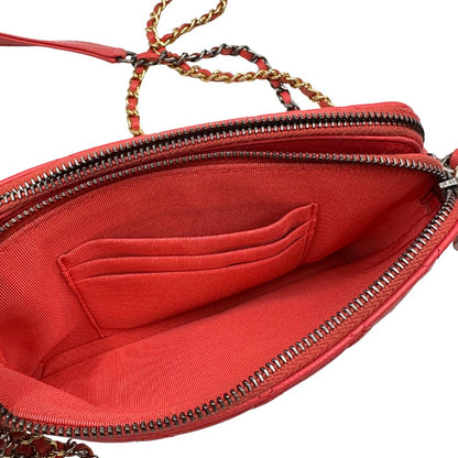Interno Borsa Chanel Gabrielle Small in pelle matelassé rosa corallo con parti metalliche dorate e argentate. Munita di una tracolla in catena e pelle intrecciata e spallaccio. Tirante delle cerniera impreziosito dall'iconico logo CC in metallo dorato, completa di corredo. Originale, usato, in condizioni ottime. 