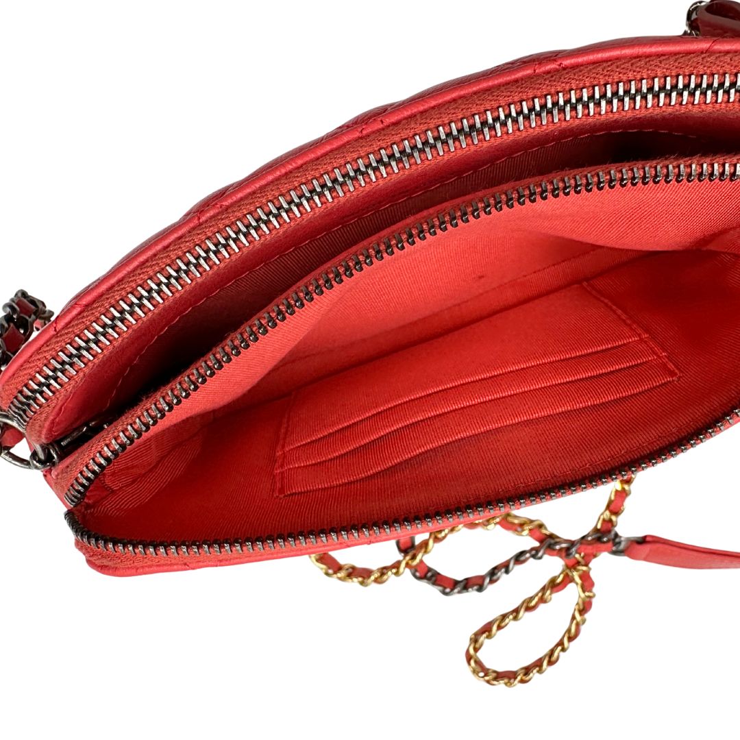 Interno Borsa Chanel Gabrielle Small in pelle matelassé rosa corallo con parti metalliche dorate e argentate. Munita di una tracolla in catena e pelle intrecciata e spallaccio. Tirante delle cerniera impreziosito dall'iconico logo CC in metallo dorato, completa di corredo. Originale, usato, in condizioni ottime. 
