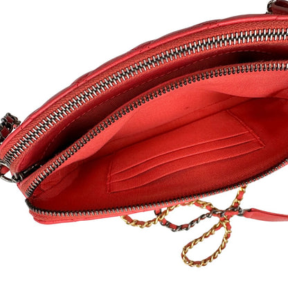 Interno Borsa Chanel Gabrielle Small in pelle matelassé rosa corallo con parti metalliche dorate e argentate. Munita di una tracolla in catena e pelle intrecciata e spallaccio. Tirante delle cerniera impreziosito dall'iconico logo CC in metallo dorato, completa di corredo. Originale, usato, in condizioni ottime. 