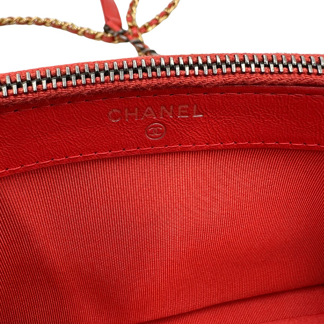 Interno Borsa Chanel Gabrielle Small in pelle matelassé rosa corallo con parti metalliche dorate e argentate. Munita di una tracolla in catena e pelle intrecciata e spallaccio. Tirante delle cerniera impreziosito dall'iconico logo CC in metallo dorato, completa di corredo. Originale, usato, in condizioni ottime. 