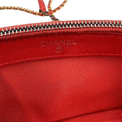 Interno Borsa Chanel Gabrielle Small in pelle matelassé rosa corallo con parti metalliche dorate e argentate. Munita di una tracolla in catena e pelle intrecciata e spallaccio. Tirante delle cerniera impreziosito dall'iconico logo CC in metallo dorato, completa di corredo. Originale, usato, in condizioni ottime. 