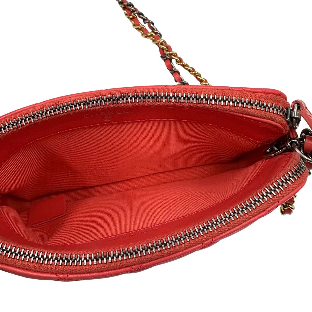 Interno Borsa Chanel Gabrielle Small in pelle matelassé rosa corallo con parti metalliche dorate e argentate. Munita di una tracolla in catena e pelle intrecciata e spallaccio. Tirante delle cerniera impreziosito dall'iconico logo CC in metallo dorato, completa di corredo. Originale, usato, in condizioni ottime. 