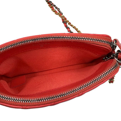 Interno Borsa Chanel Gabrielle Small in pelle matelassé rosa corallo con parti metalliche dorate e argentate. Munita di una tracolla in catena e pelle intrecciata e spallaccio. Tirante delle cerniera impreziosito dall'iconico logo CC in metallo dorato, completa di corredo. Originale, usato, in condizioni ottime. 