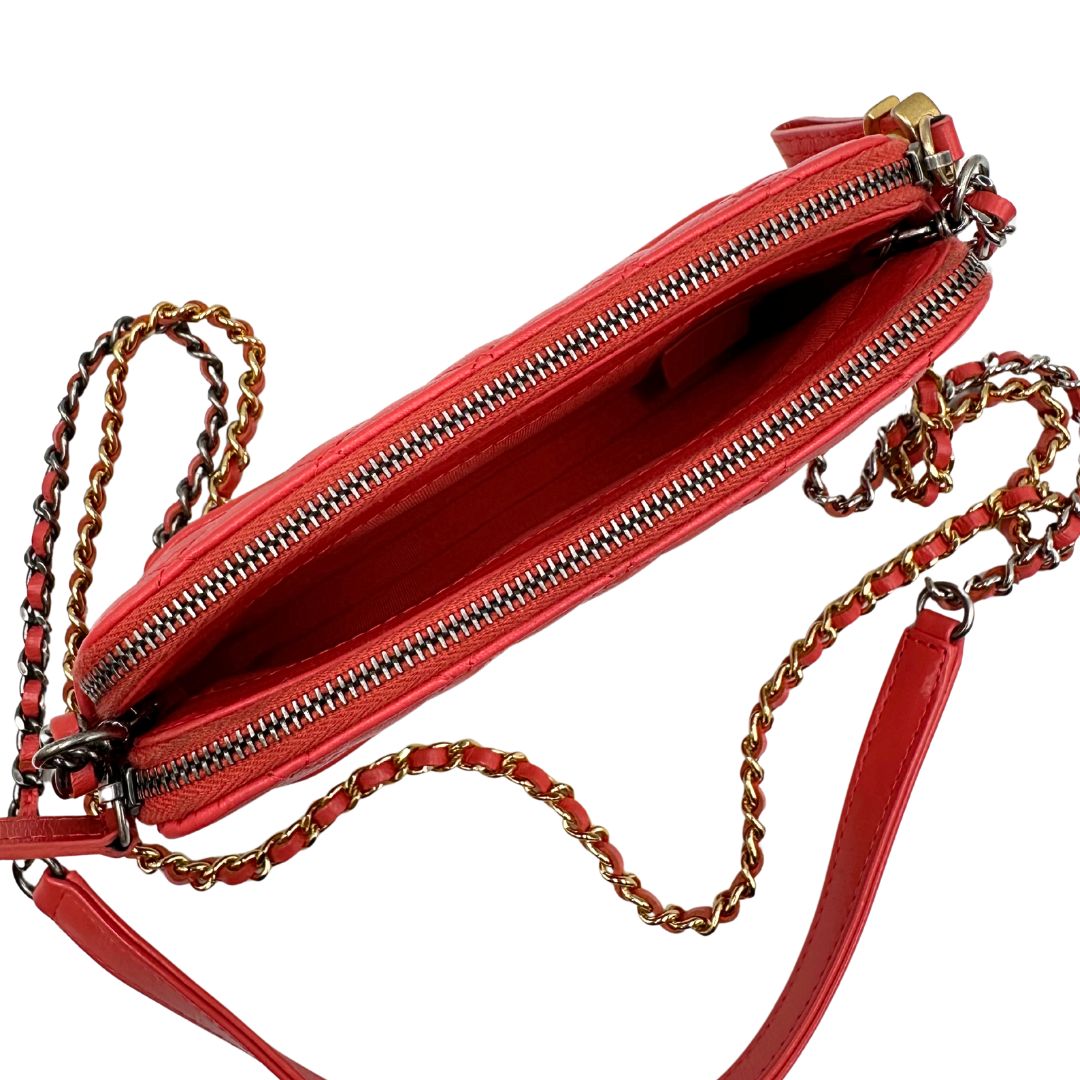 Borsa Chanel Gabrielle Small in pelle matelassé rosa corallo con parti metalliche dorate e argentate. Munita di una tracolla in catena e pelle intrecciata e spallaccio. Tirante delle cerniera impreziosito dall'iconico logo CC in metallo dorato, completa di corredo. Originale, usato, in condizioni ottime. 
