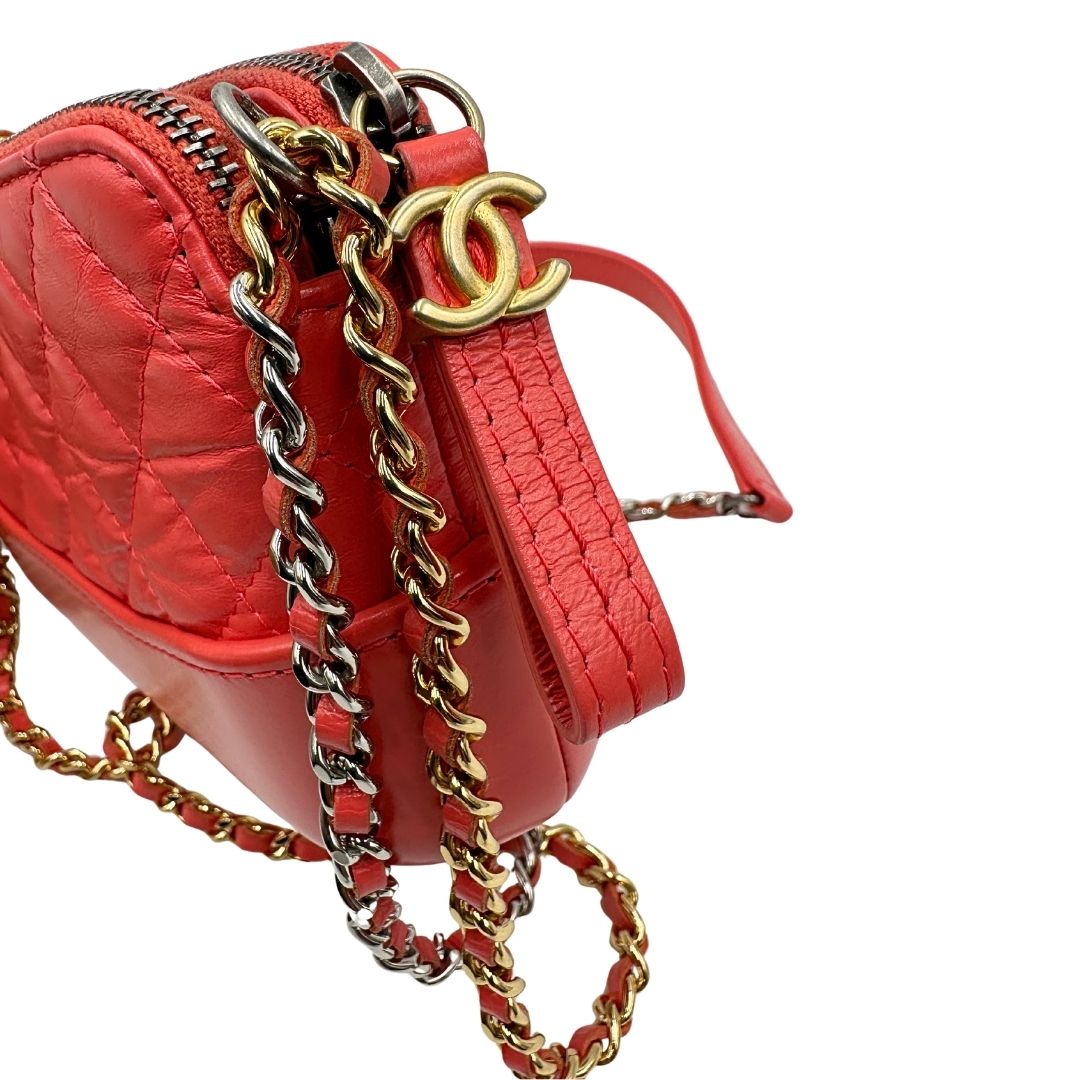 Borsa Chanel Gabrielle Small in pelle matelassé rosa corallo con parti metalliche dorate e argentate. Munita di una tracolla in catena e pelle intrecciata e spallaccio. Tirante delle cerniera impreziosito dall'iconico logo CC in metallo dorato, completa di corredo. Originale, usato, in condizioni ottime. 
