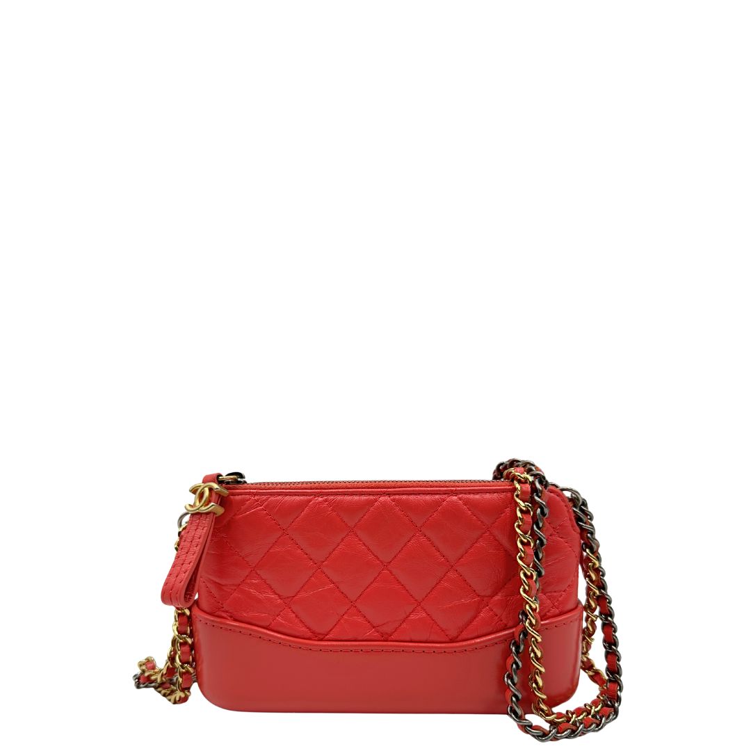 Borsa Chanel Gabrielle Small in pelle matelassé rosa corallo con parti metalliche dorate e argentate. Munita di una tracolla in catena e pelle intrecciata e spallaccio. Tirante delle cerniera impreziosito dall'iconico logo CC in metallo dorato, completa di corredo. Originale, usato, in condizioni ottime. 