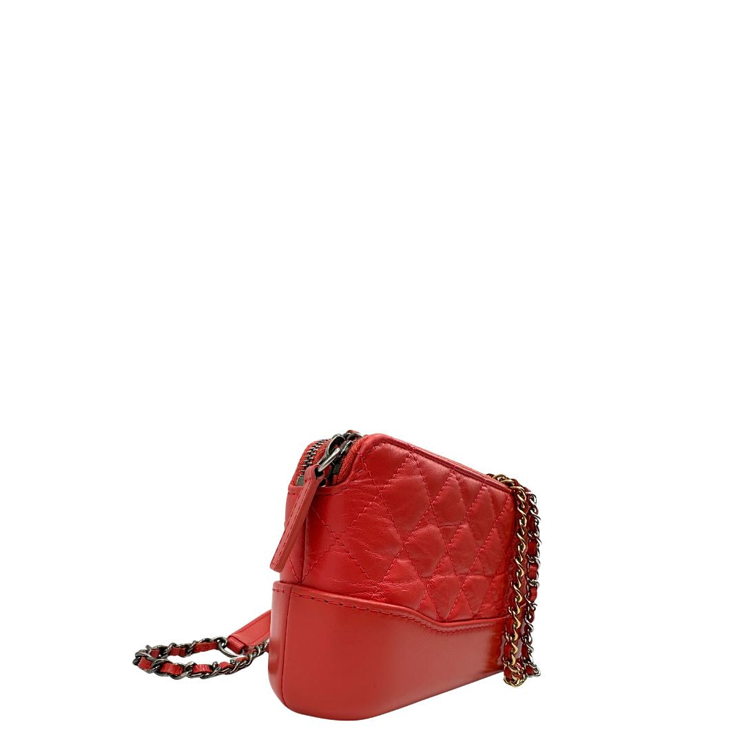 Laterale Borsa Chanel Gabrielle Small in pelle matelassé rosa corallo con parti metalliche dorate e argentate. Munita di una tracolla in catena e pelle intrecciata e spallaccio. Tirante delle cerniera impreziosito dall'iconico logo CC in metallo dorato, completa di corredo. Originale, usato, in condizioni ottime. 