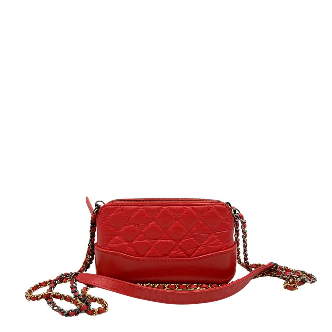 Retro Borsa Chanel Gabrielle Small in pelle matelassé rosa corallo con parti metalliche dorate e argentate. Munita di una tracolla in catena e pelle intrecciata e spallaccio. Tirante delle cerniera impreziosito dall'iconico logo CC in metallo dorato, completa di corredo. Originale, usato, in condizioni ottime. 