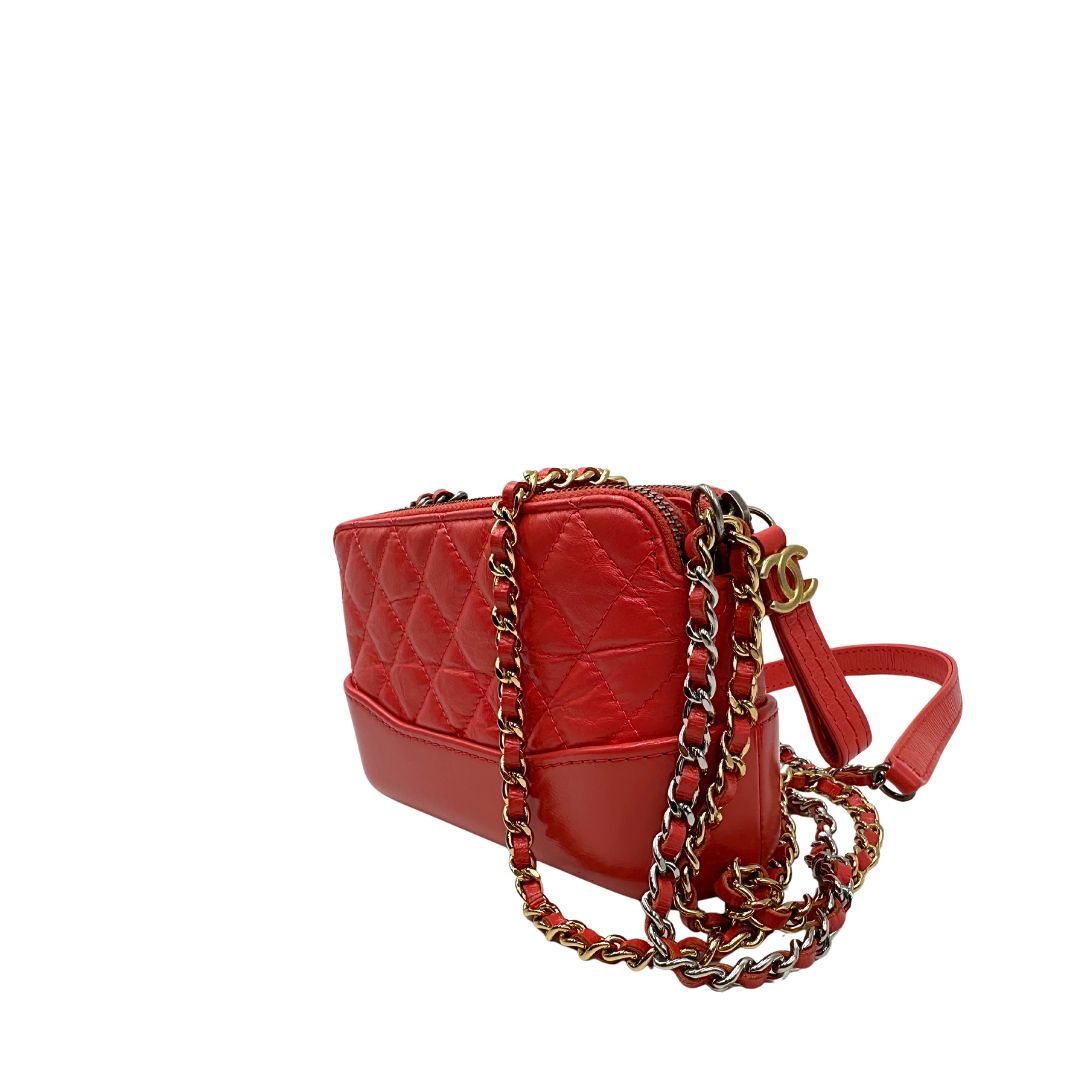 Laterale Borsa Chanel Gabrielle Small in pelle matelassé rosa corallo con parti metalliche dorate e argentate. Munita di una tracolla in catena e pelle intrecciata e spallaccio. Tirante delle cerniera impreziosito dall'iconico logo CC in metallo dorato, completa di corredo. Originale, usato, in condizioni ottime. 