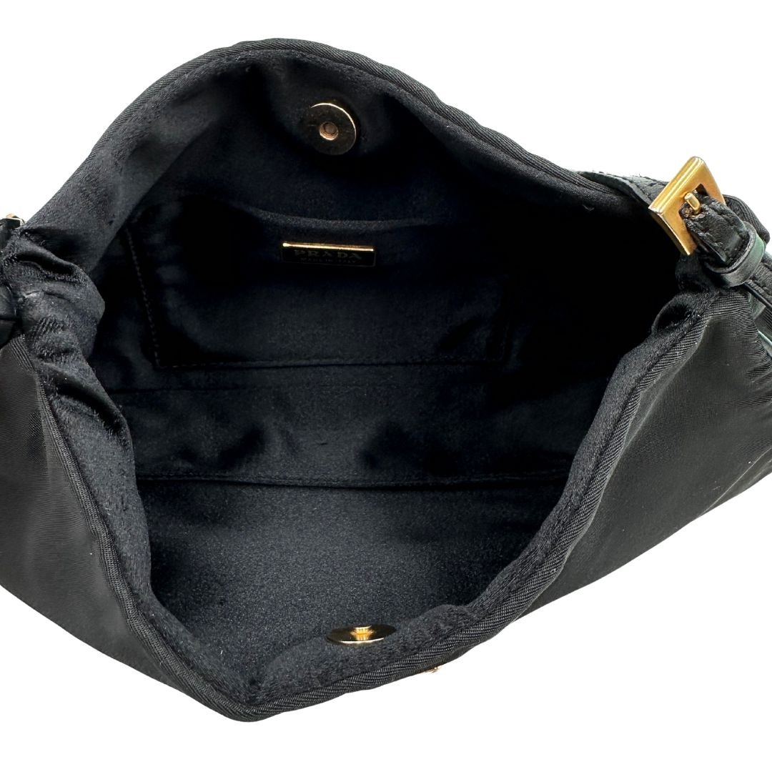 Interno Borsa Prada in nylon nero con parti metalliche dorate e finiture in pelle tono su tono. Munta di un manico in catena leggermente regolabile con fibbie, e rifinita con classico logo triangolare sul front. Completa di dustbag. Originale, usato, in condizioni ottime. 