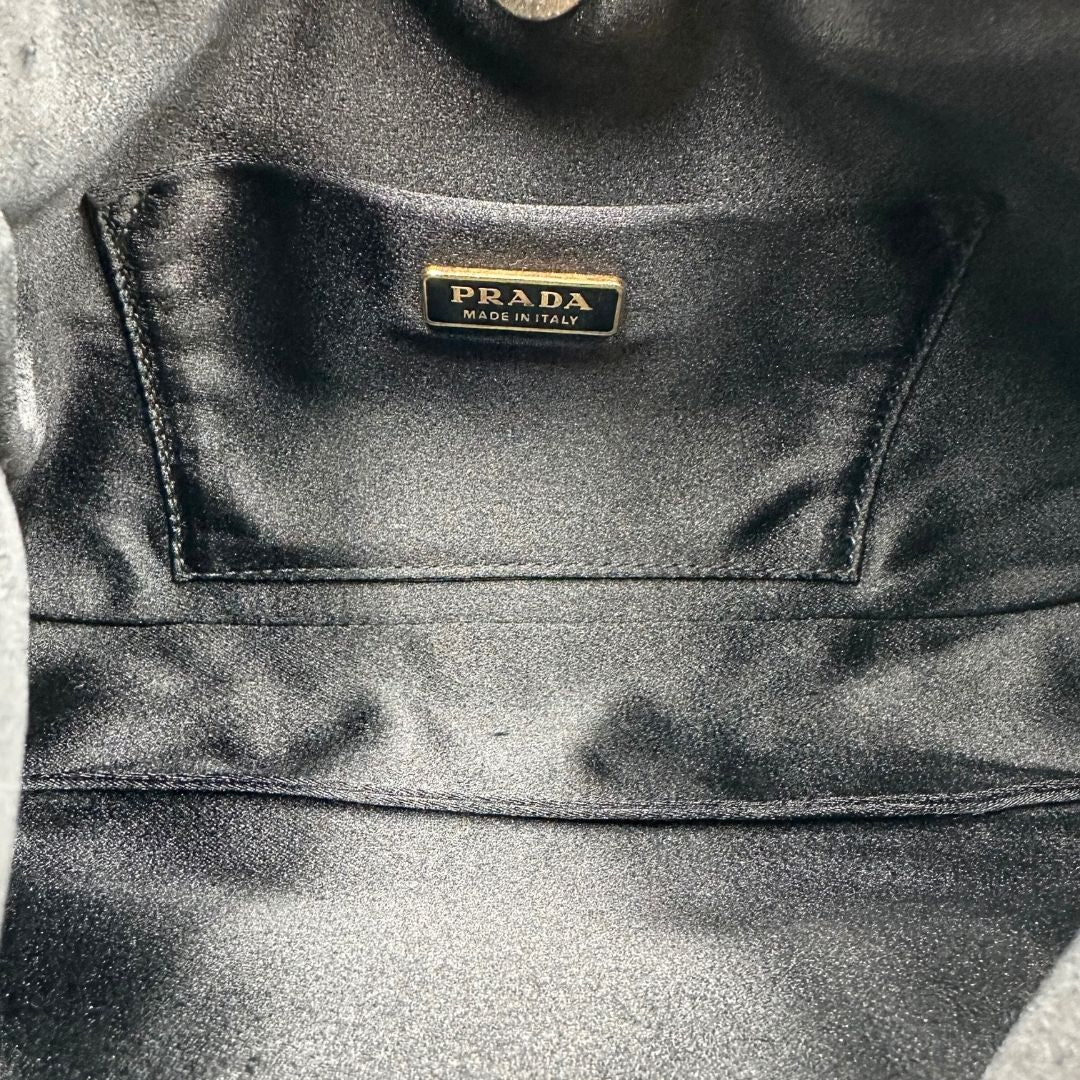 Interno Borsa Prada in nylon nero con parti metalliche dorate e finiture in pelle tono su tono. Munta di un manico in catena leggermente regolabile con fibbie, e rifinita con classico logo triangolare sul front. Completa di dustbag. Originale, usato, in condizioni ottime. 