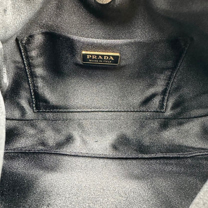 Interno Borsa Prada in nylon nero con parti metalliche dorate e finiture in pelle tono su tono. Munta di un manico in catena leggermente regolabile con fibbie, e rifinita con classico logo triangolare sul front. Completa di dustbag. Originale, usato, in condizioni ottime. 
