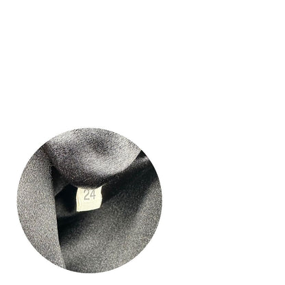 Codice seriale Borsa Prada in nylon nero con parti metalliche dorate e finiture in pelle tono su tono. Munta di un manico in catena leggermente regolabile con fibbie, e rifinita con classico logo triangolare sul front. Completa di dustbag. Originale, usato, in condizioni ottime. 