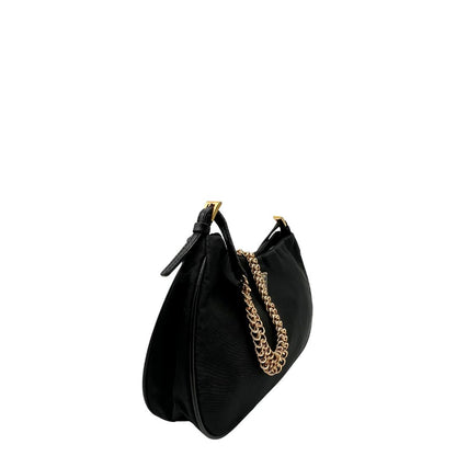 Laterale Borsa Prada in nylon nero con parti metalliche dorate e finiture in pelle tono su tono. Munta di un manico in catena leggermente regolabile con fibbie, e rifinita con classico logo triangolare sul front. Completa di dustbag. Originale, usato, in condizioni ottime. 