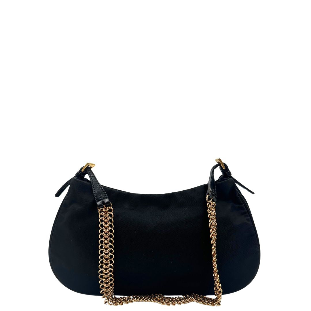 Retro Borsa Prada in nylon nero con parti metalliche dorate e finiture in pelle tono su tono. Munta di un manico in catena leggermente regolabile con fibbie, e rifinita con classico logo triangolare sul front. Completa di dustbag. Originale, usato, in condizioni ottime. 