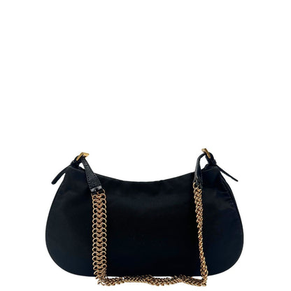 Retro Borsa Prada in nylon nero con parti metalliche dorate e finiture in pelle tono su tono. Munta di un manico in catena leggermente regolabile con fibbie, e rifinita con classico logo triangolare sul front. Completa di dustbag. Originale, usato, in condizioni ottime. 