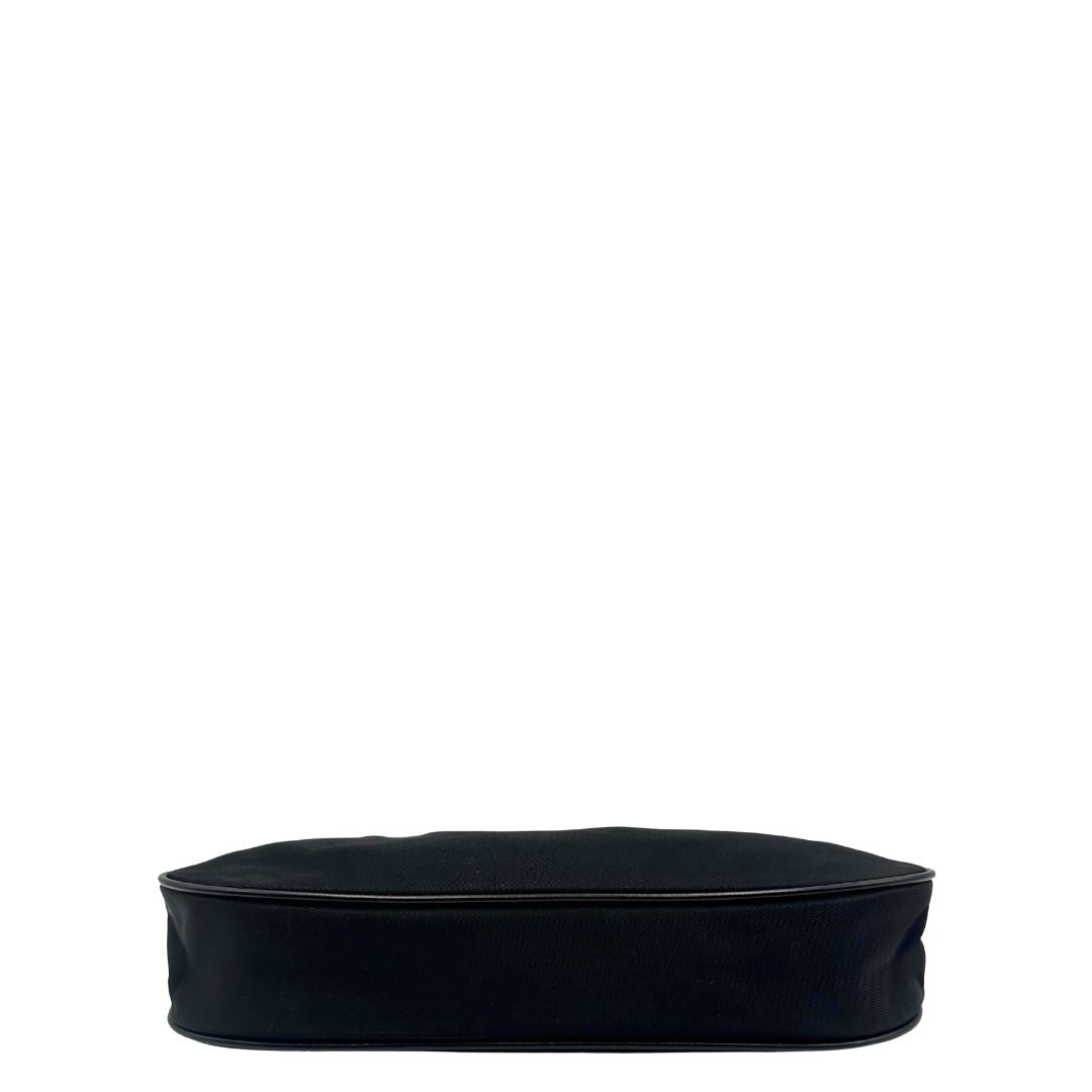 Base Borsa Prada in nylon nero con parti metalliche dorate e finiture in pelle tono su tono. Munta di un manico in catena leggermente regolabile con fibbie, e rifinita con classico logo triangolare sul front. Completa di dustbag. Originale, usato, in condizioni ottime. 