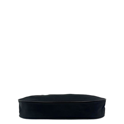 Base Borsa Prada in nylon nero con parti metalliche dorate e finiture in pelle tono su tono. Munta di un manico in catena leggermente regolabile con fibbie, e rifinita con classico logo triangolare sul front. Completa di dustbag. Originale, usato, in condizioni ottime. 