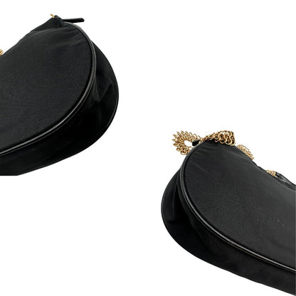 Angoli Borsa Prada in nylon nero con parti metalliche dorate e finiture in pelle tono su tono. Munta di un manico in catena leggermente regolabile con fibbie, e rifinita con classico logo triangolare sul front. Completa di dustbag. Originale, usato, in condizioni ottime. 